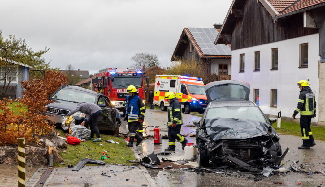 Auto schleudert in Gegenverkehr – Zwei Personen verletzt