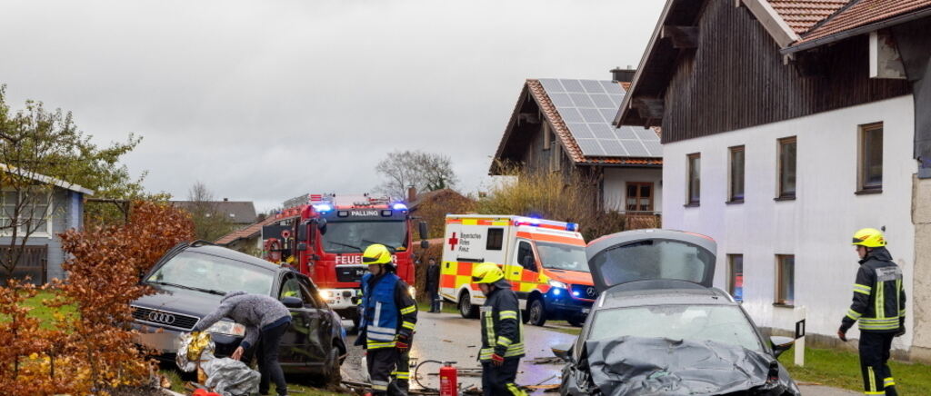 Auto schleudert in Gegenverkehr – Zwei Personen verletzt