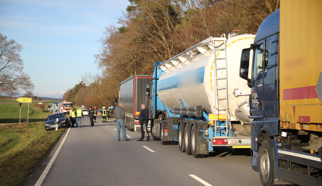 Missglücktes Überholmanöver: Unfall auf der B20 zwischen Tittmoning und Burghausen