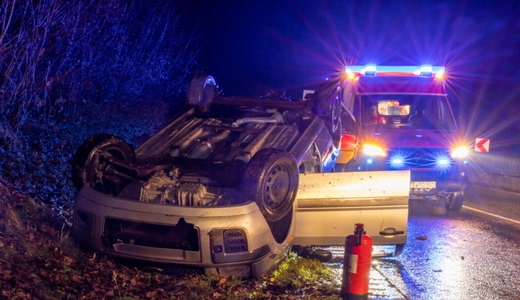 Auto kommt von Fahrbahn ab und überschlägt sich am Erlstätter Berg Auto kommt von Fahrbahn ab und überschlägt sich am Erlstätter Berg