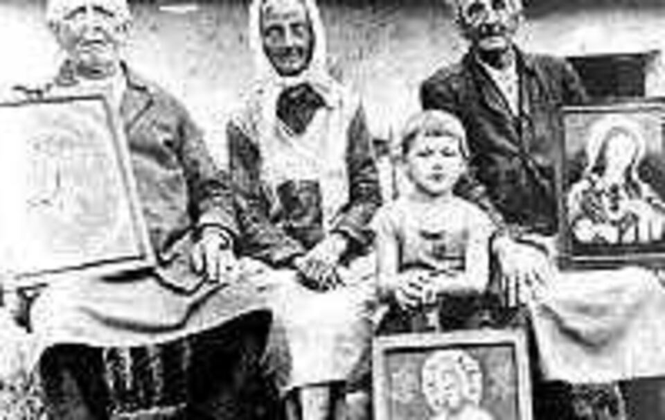 Letzter aktiver »Taferl-Maler« von Sandl: Josef Thurmayr (gestorben 1941) mit Familie. Letzter aktiver »Taferl-Maler« von Sandl: Josef Thurmayr (gestorben 1941) mit Familie.