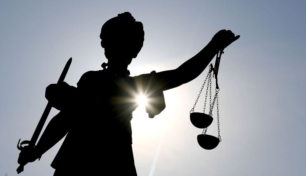Justizia im Gegenlicht