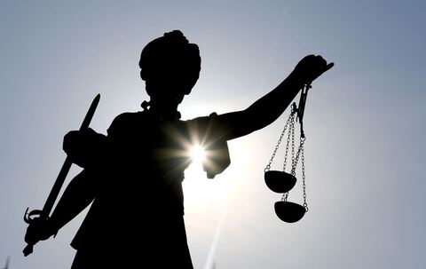 Justizia im Gegenlicht