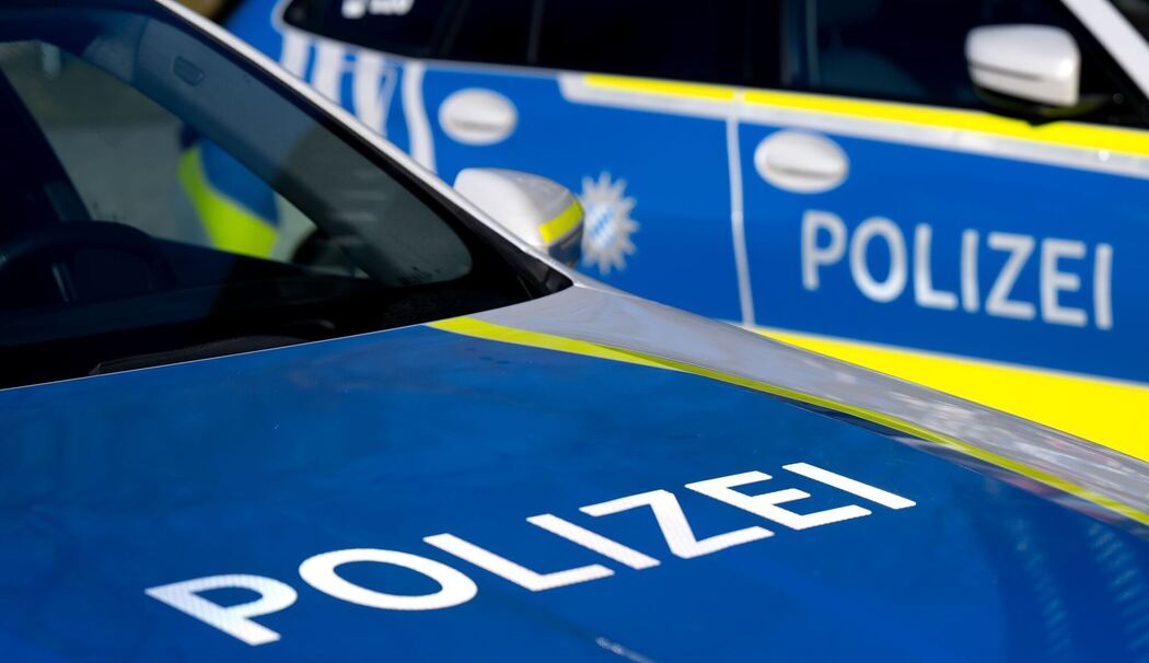 Zwei Einsatzfahrzeuge der Polizei