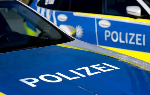 Zwei Einsatzfahrzeuge der Polizei Zwei Einsatzfahrzeuge der Polizei