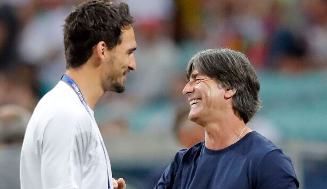 Mats Hummels (l) und Joachim Löw
