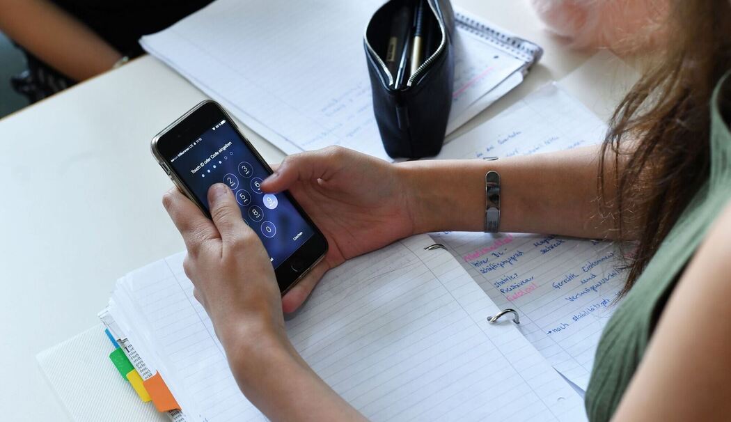 Eine Schülerin am Smartphone
