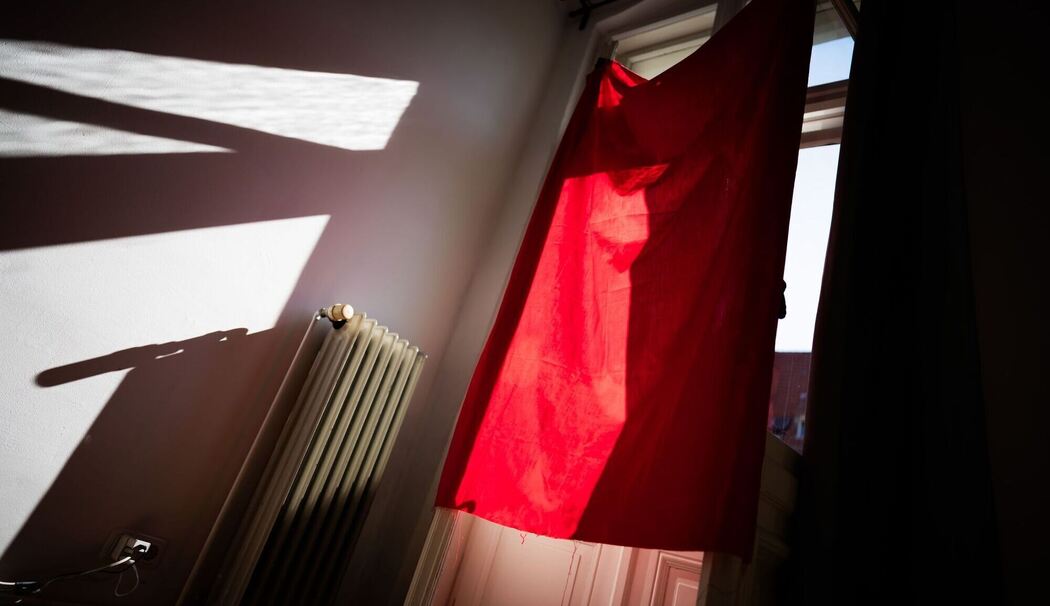 Ein nasses Tuch hängt vor einem Fenster
