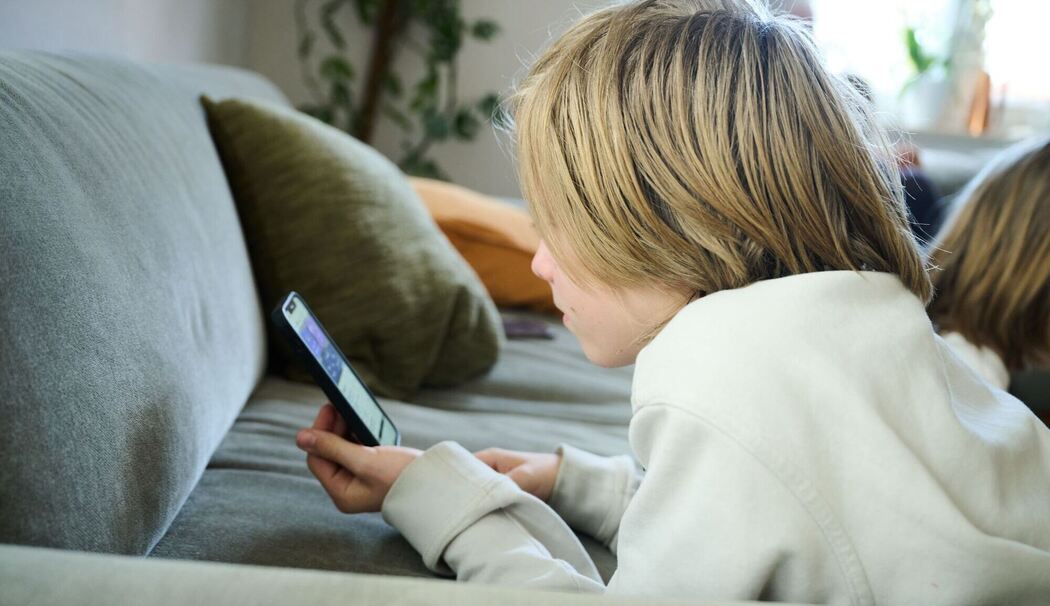 Symbolbild - Smartphone-Nutzung bei Kindern