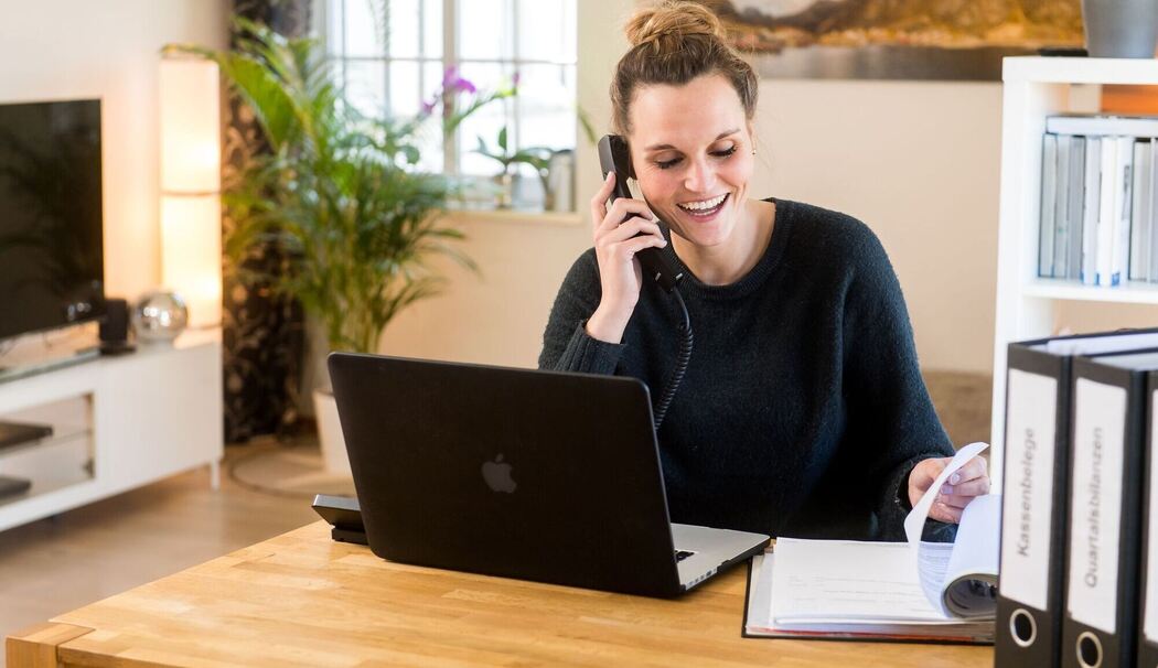 Eine Frau telefoniert im Homeoffice