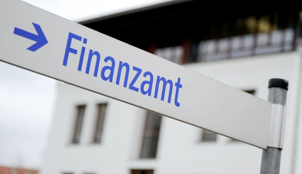 Richtungsschild Finanzamt