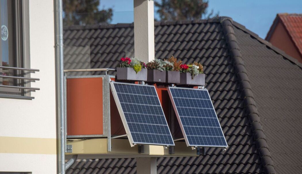 Kleines Balkonkraftwerk an einem Balkon