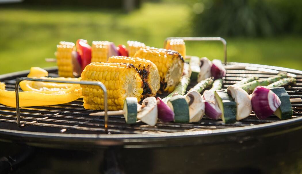 Gemüse auf einem Grill im Garten