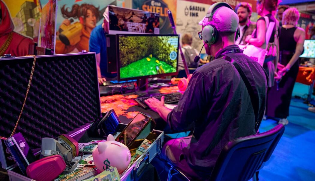Mann spielt ein Indie-Spiel in der «Indie Area» auf der Gamescom