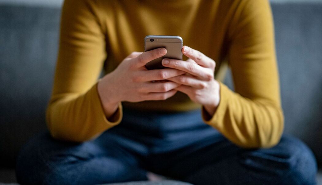 Person hält ein Smartphone in den Händen