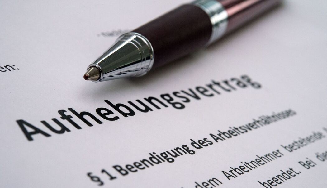 Ein Stift liegt auf einem Aufhebungsvertrag