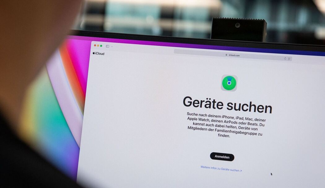 Ein Mann nutzt einen Geräte-Ortungsservice