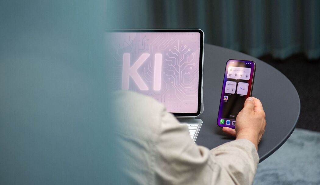 Ein Mann nutzt einen KI-Assistenten auf einem iPad und iPhone
