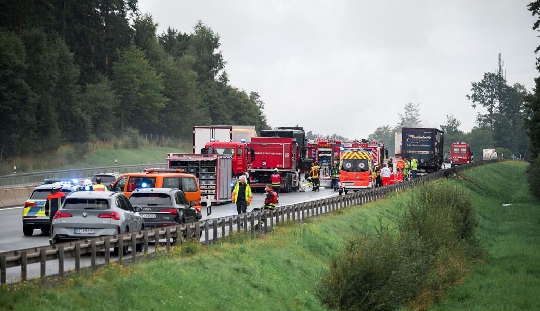 Vollsperrung wegen Lastwagenbrands auf der Autobahn 9