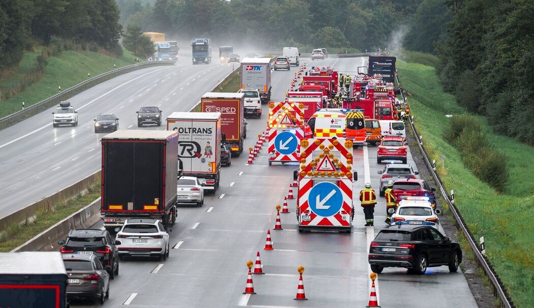 Vollsperrung wegen Lastwagenbrands auf der Autobahn 9
