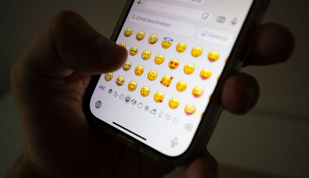 Emojis sind auf einem Smartphone zu sehen