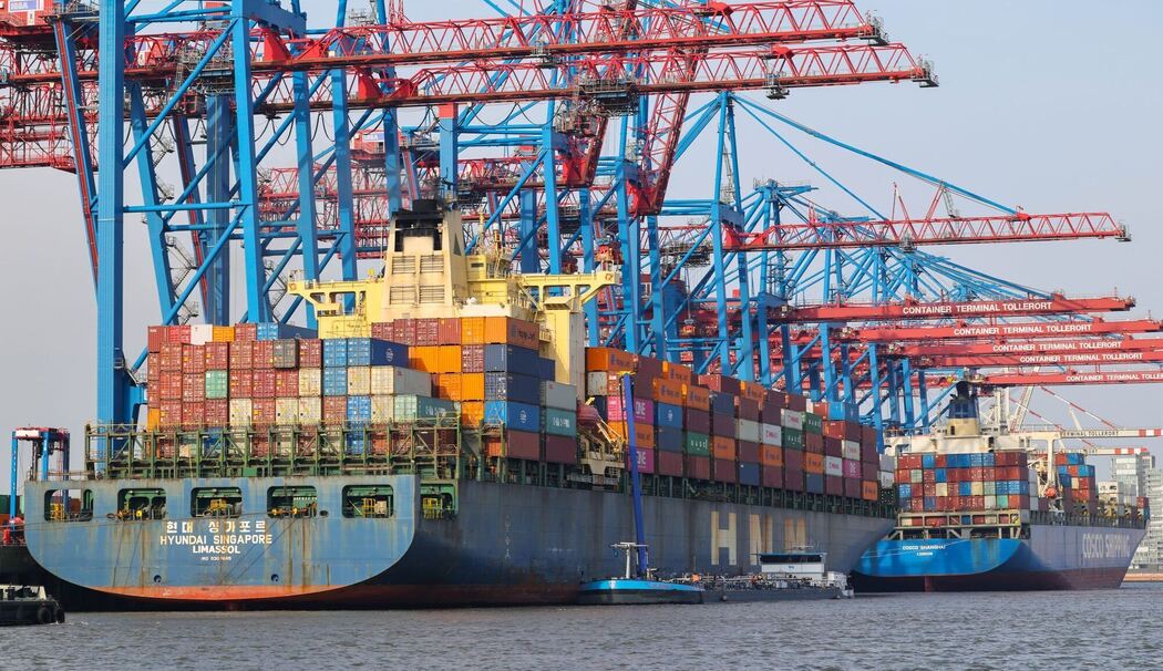 Containerschiffe im Hafen Hamburg