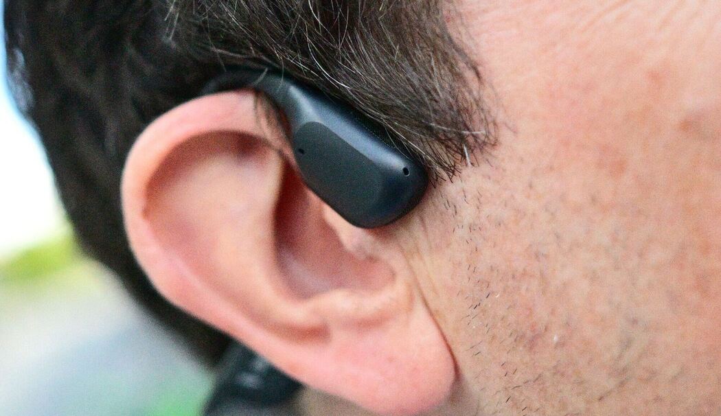 Open-Ear-Kopfhörer beim Laufen
