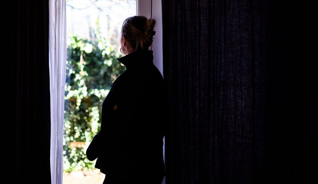 Eine Frau schaut aus einem Fenster