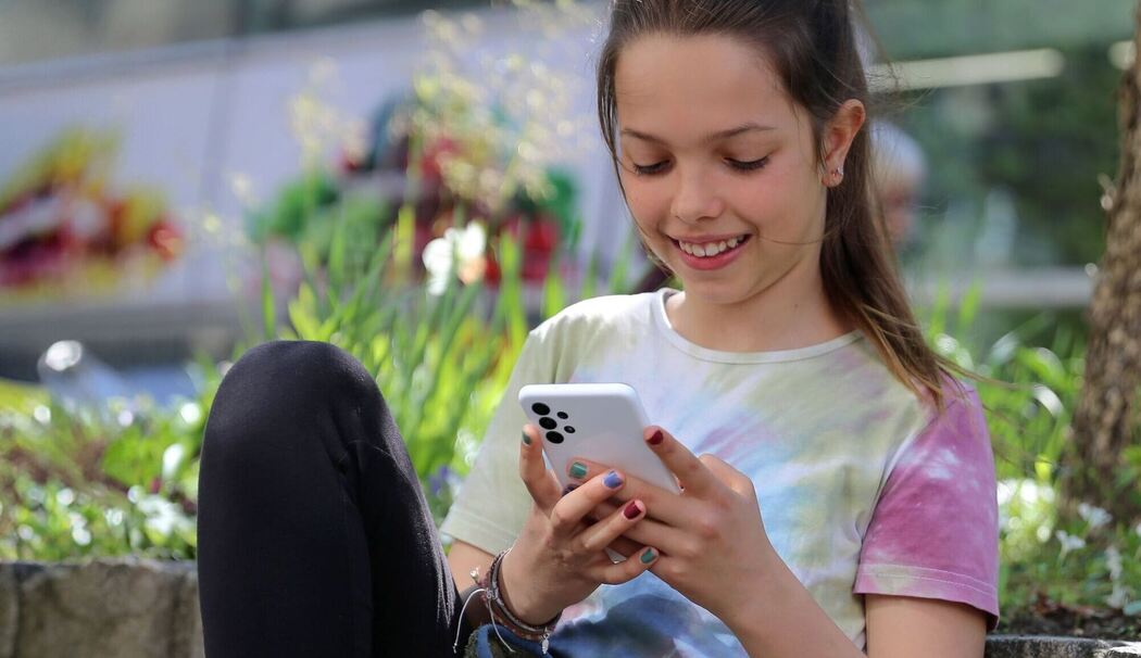 Ein Mädchen mit Smartphone