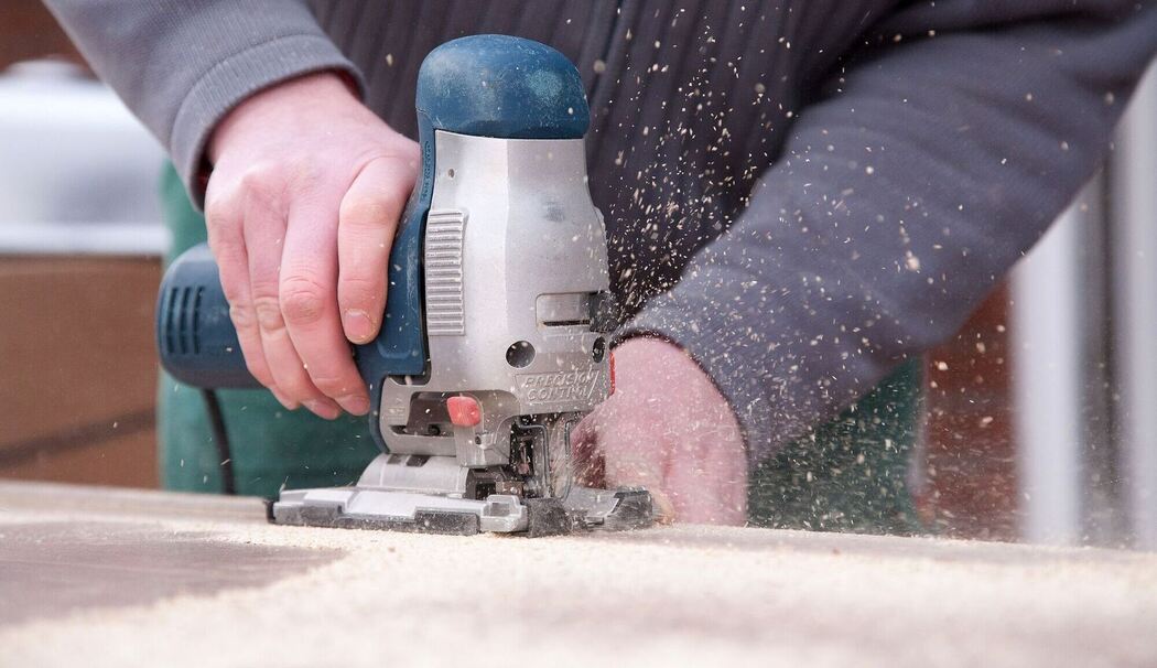 Mann arbeitet mit einer Stichsäge
