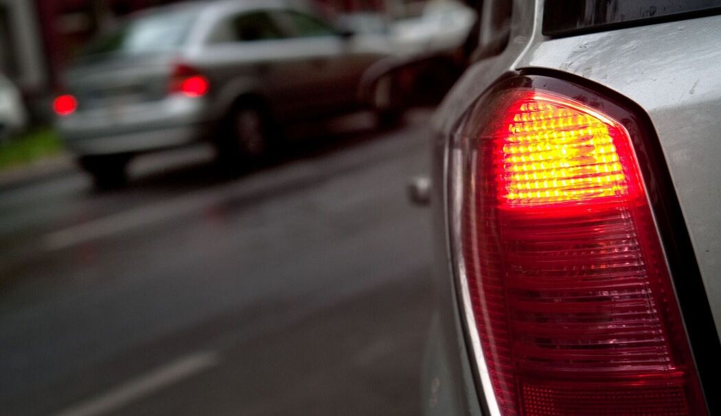Bremslicht leuchtet an einem Auto
