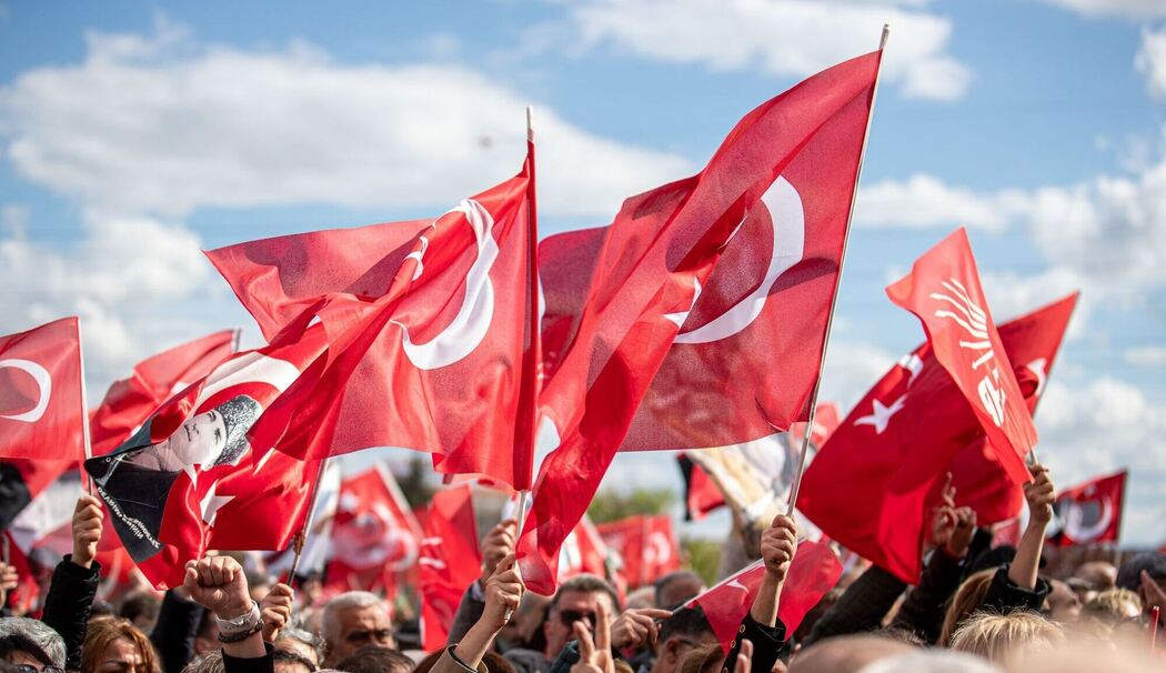 CHP-Anhänger schwenken türkische Flaggen (Archivbild)
