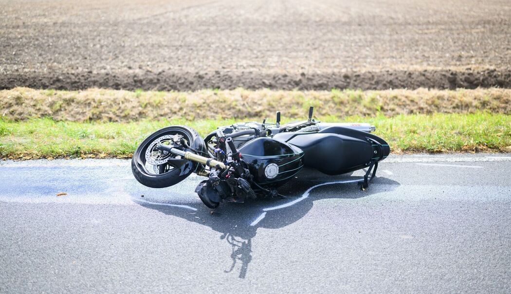 Motorrad und Pedelec stoßen zusammen