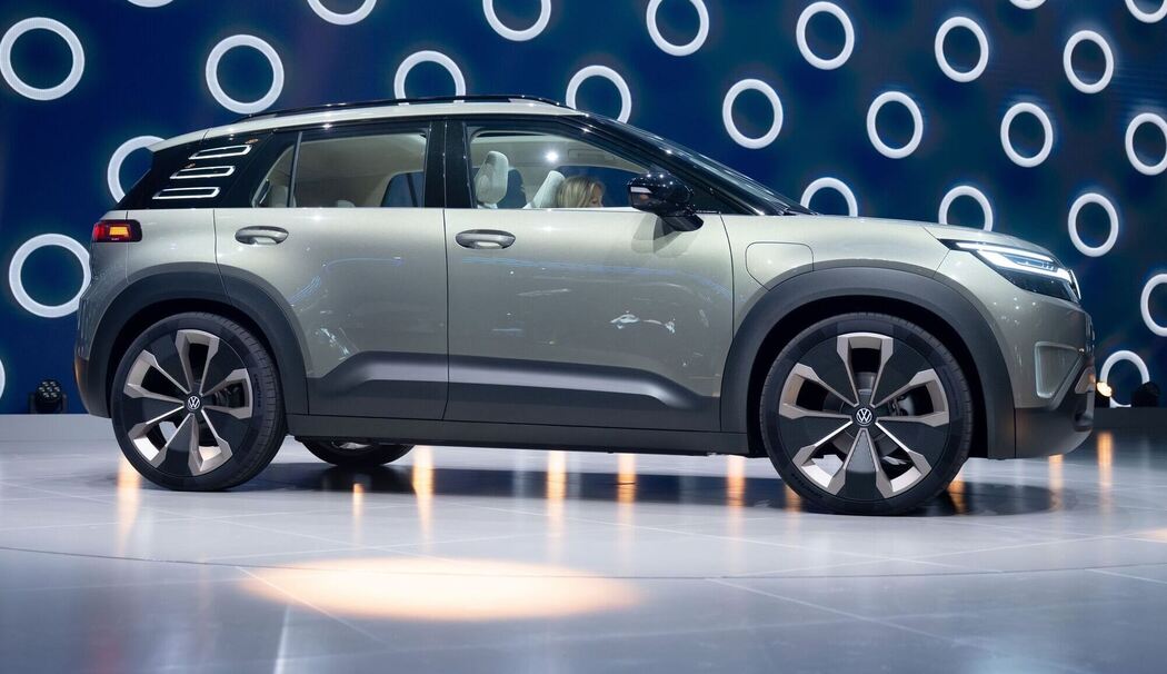 ID.Cross Concept von VW steht vor Beginn der IAA auf der Bühne