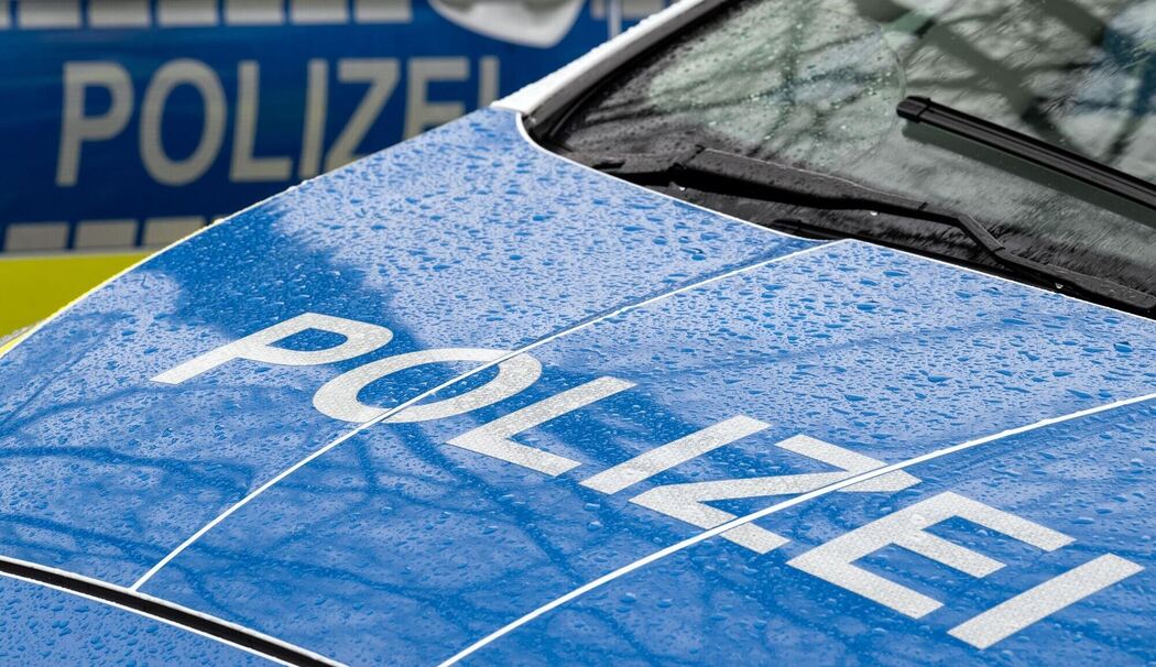 Polizei steht auf einem Auto