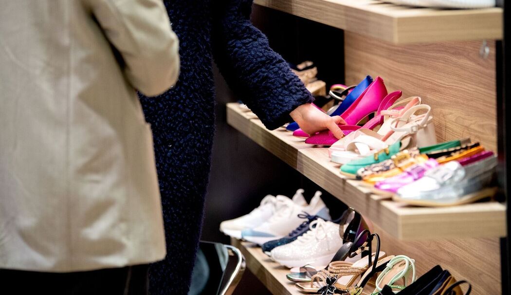 Kundinnen sehen sich Schuhe an