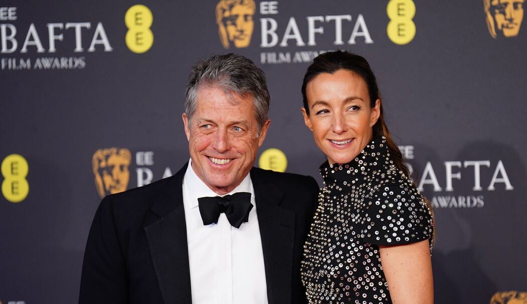 Hugh Grant und Anna Elisabet Eberstein