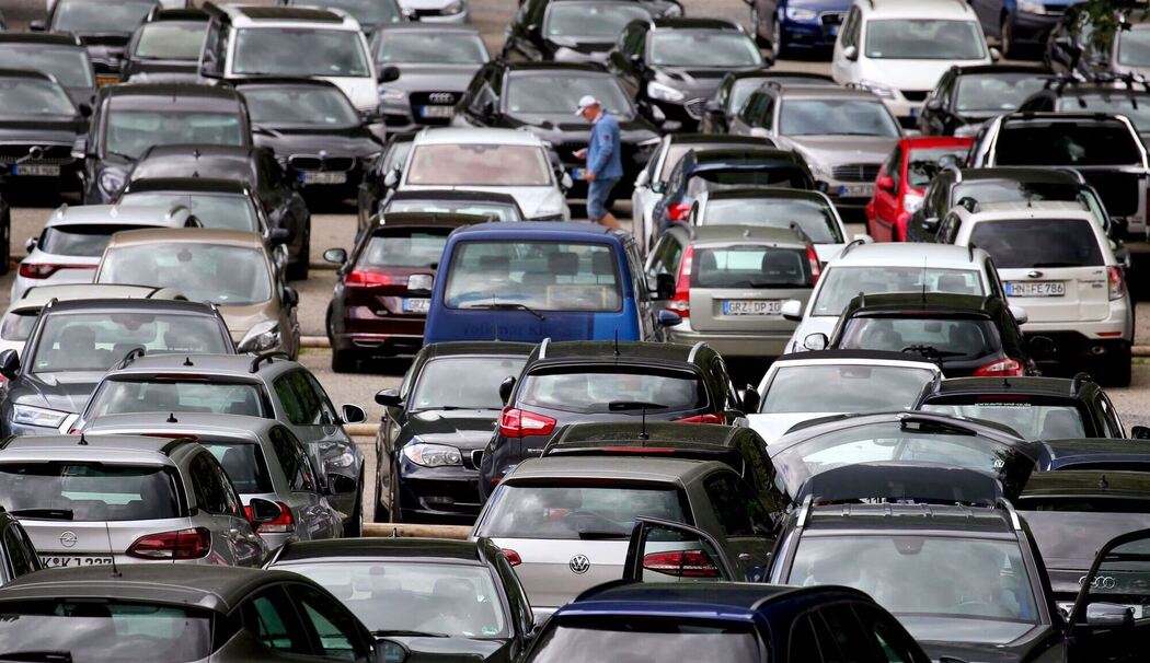 Autos auf einem Parkplatz