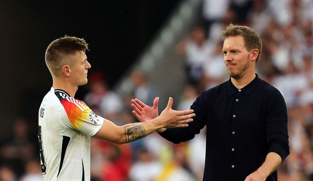Toni Kroos (l) und Bundestrainer Julian Nagelsmann