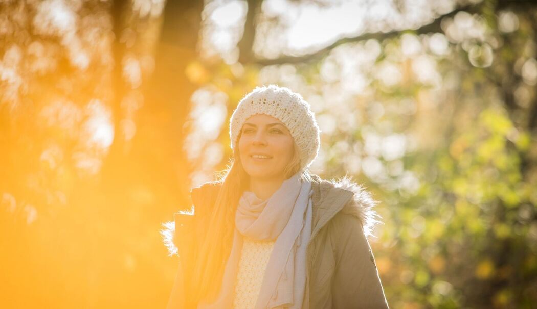 Eine Frau geht im Herbst spazieren