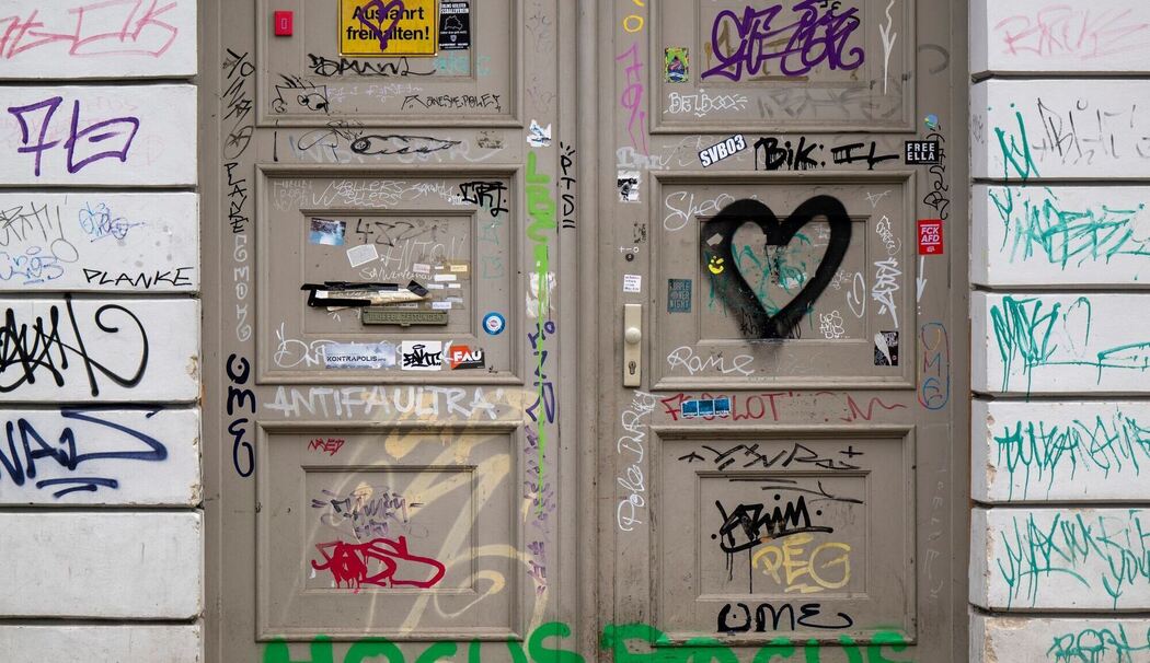 Eine Haustür ist mit Graffiti beschmiert
