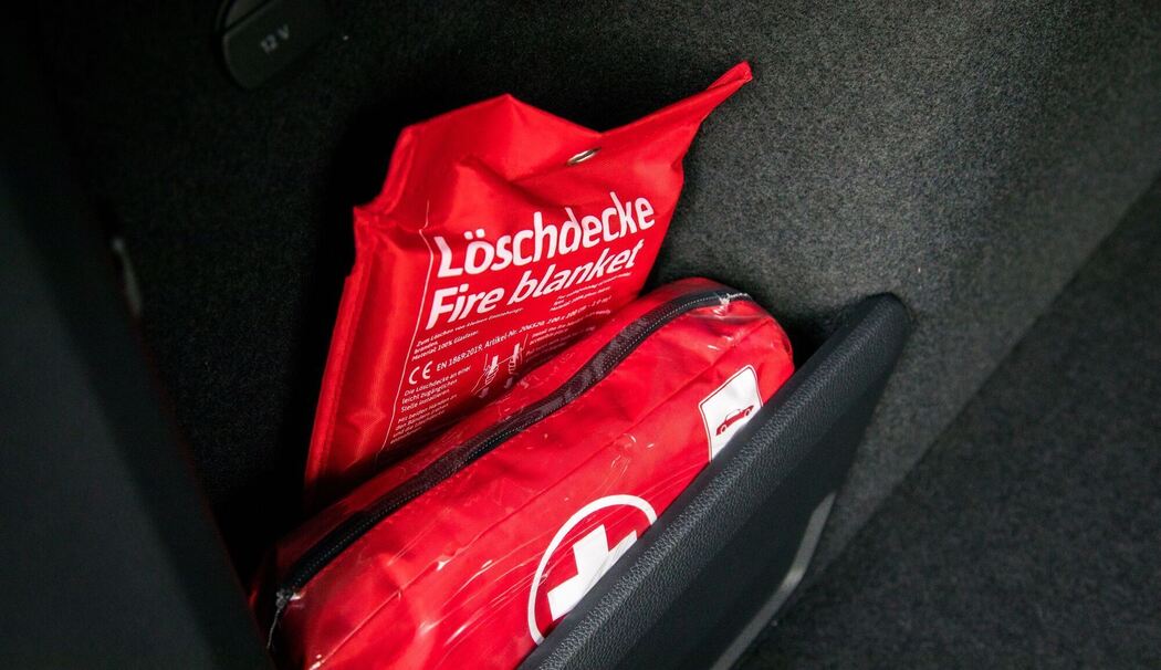 Löschdecke und Erste Hilfe-Set im Auto