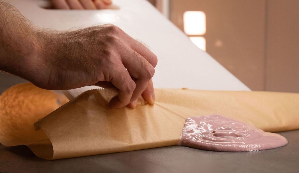 Umgekippter Joghurt wird von einer Arbeitsplatte entfernt
