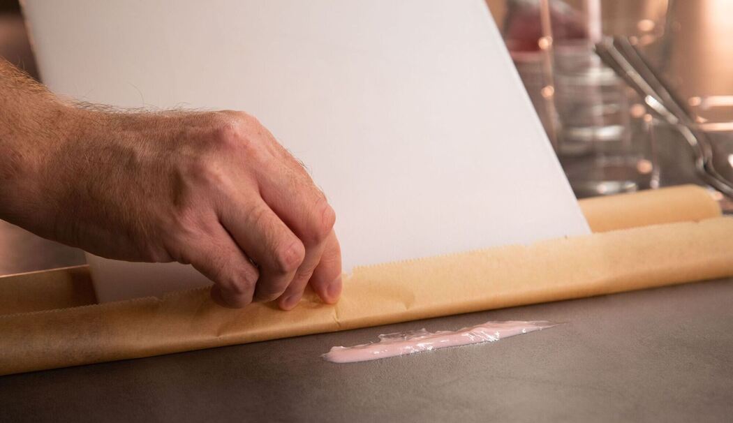 Joghurtkleckse von Arbeitsplatte entfernen