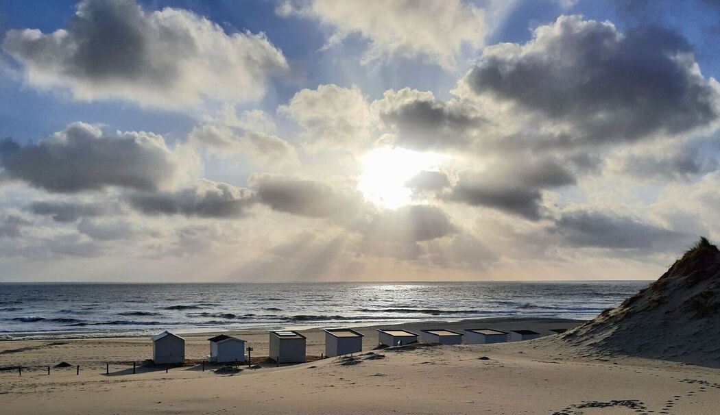 Strandhütten stehen am Strand vor Paal