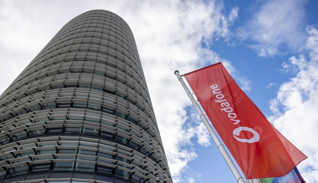 Vodafone-Flaggen vor der Deutschlandzentrale