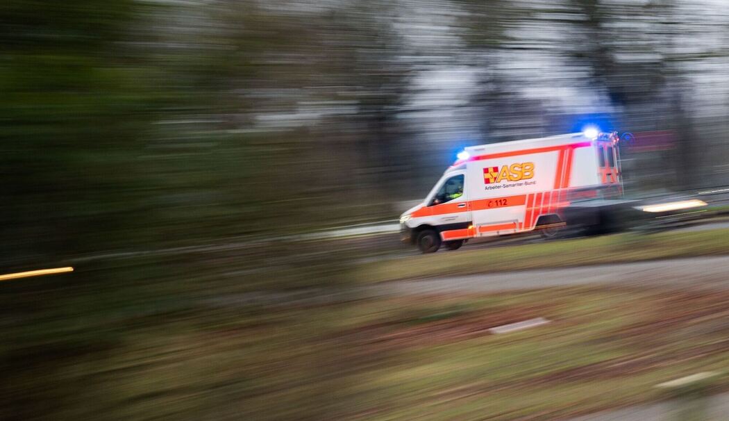Ein Rettungswagen ist mit Blaulicht im Einsatz