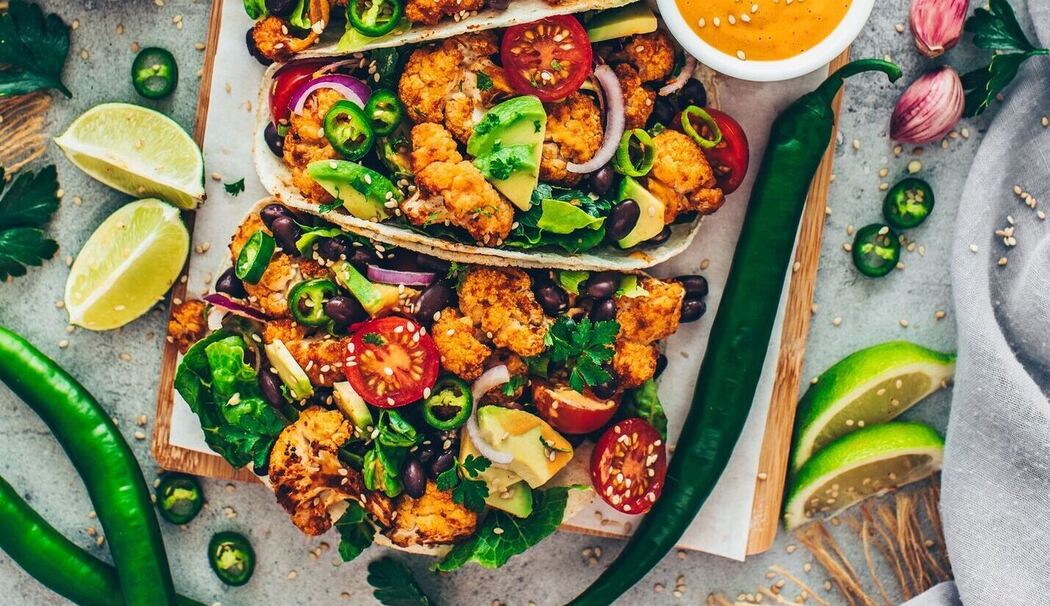 Blumenkohl-Tacos mit Tahini-Sauce