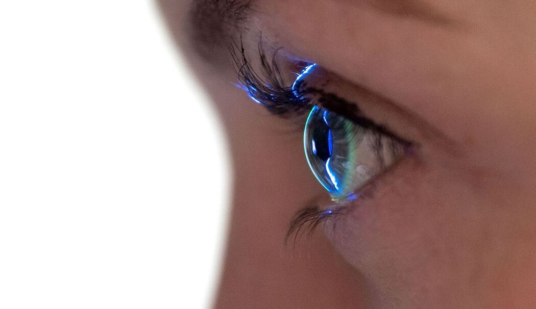 Das Auge einer Patientin beim Augenarzt