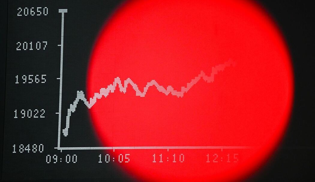 Rotlicht einer TV-Kamera ist vor der Dax-Kurve zu sehen